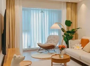 cortinas salon confetextil amarillas y blancas sofa blanco cojines 1