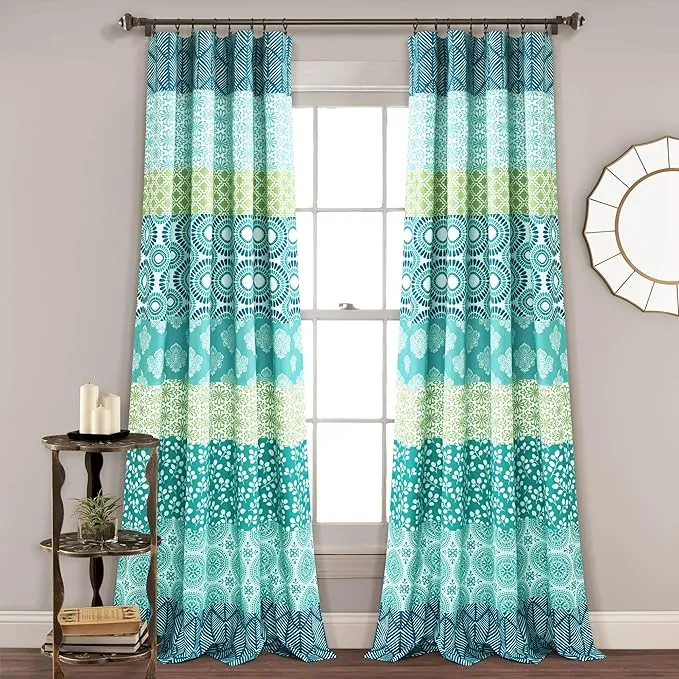 cortina con estampados variados de color turquesa